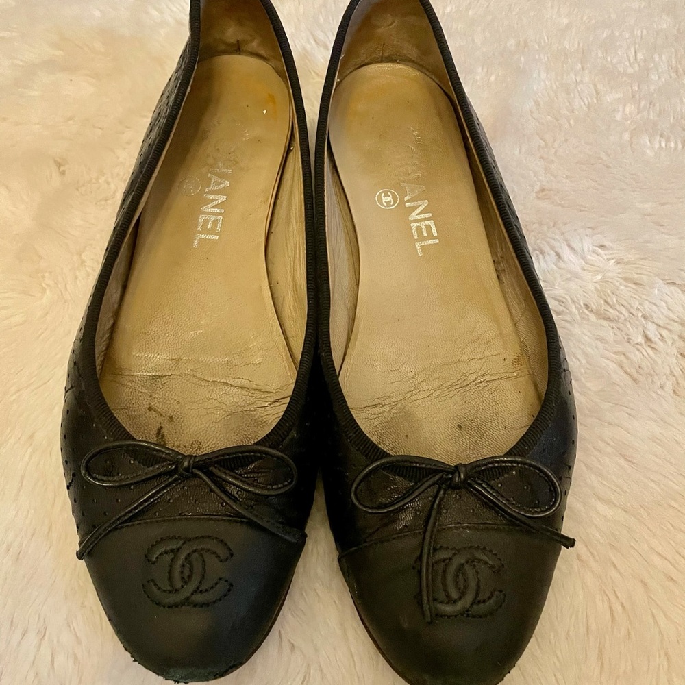 Chanel black perforated ballet flats 38